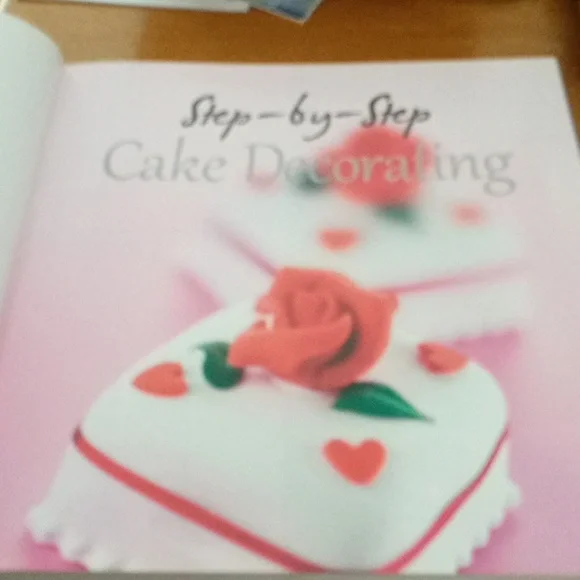 Step-by-Step Cake Decorating - Picture 4 of 4